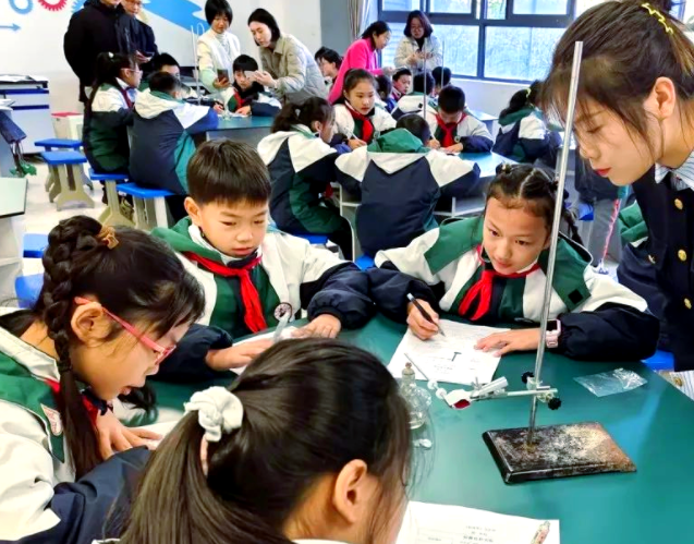 教育版图中教师始终是最中心的力气这里有深耕一线的骨干教师 教育版图中教师始终是最中心的力气这里有深耕一线的骨干教师