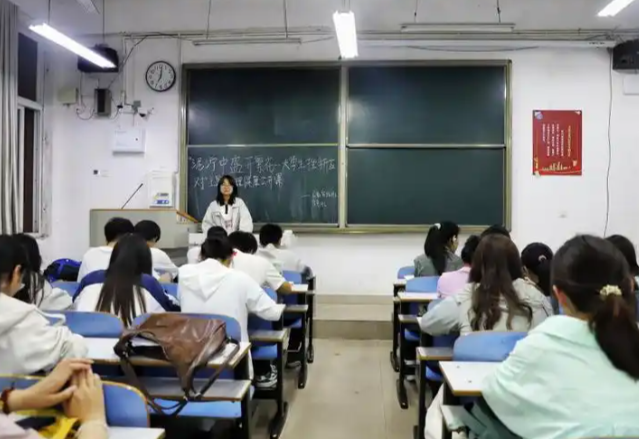 打破沟通壁垒树立常态化双向反应共享学生在校心思动态