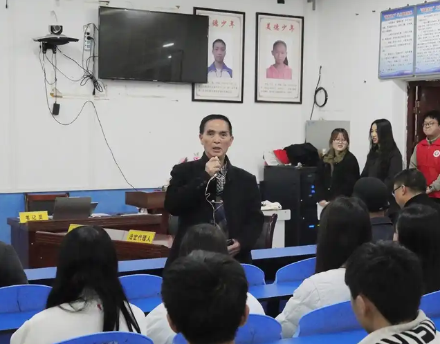 让法治精神的种子在同学们心中生根发芽彰显了新年代青少年