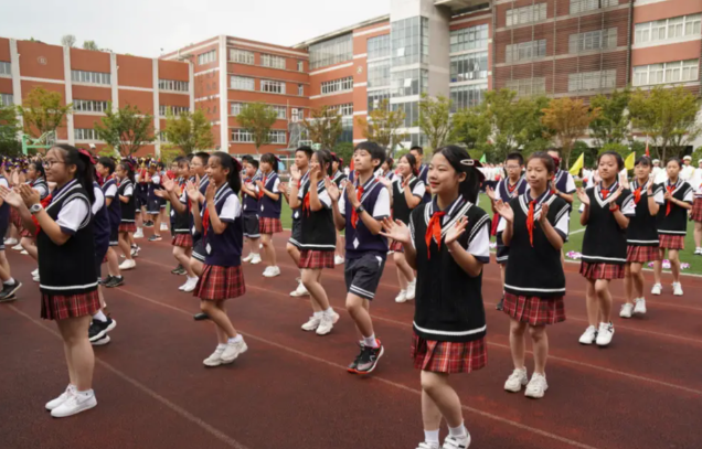 学生动得开玩得尽兴锻炼刚性保障责任教育阶段每天1节体育课